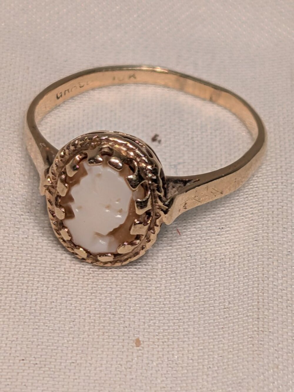 MARKED 10K LADIES GOLD RING Cameo Stone Centre